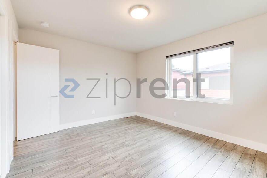 Building Photo - Unit