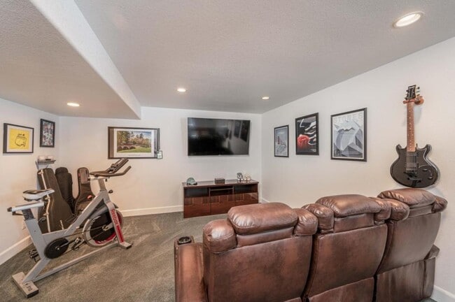 Building Photo - 4220 Ravenna Pl