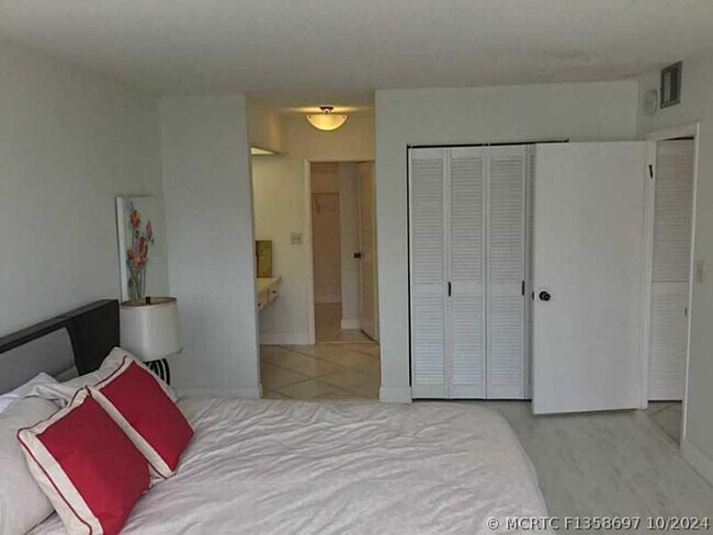 Building Photo - 2500 Parkview Dr