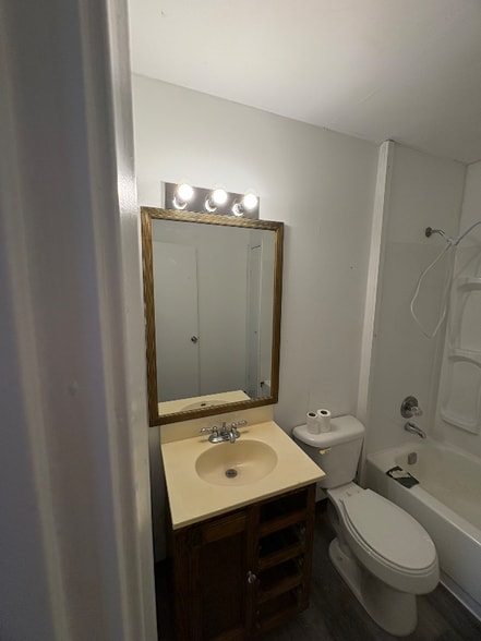 Building Photo - 313 S Bailey St