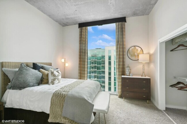 Building Photo - Luxury Meets Location – Prime 1 Bed Near H...