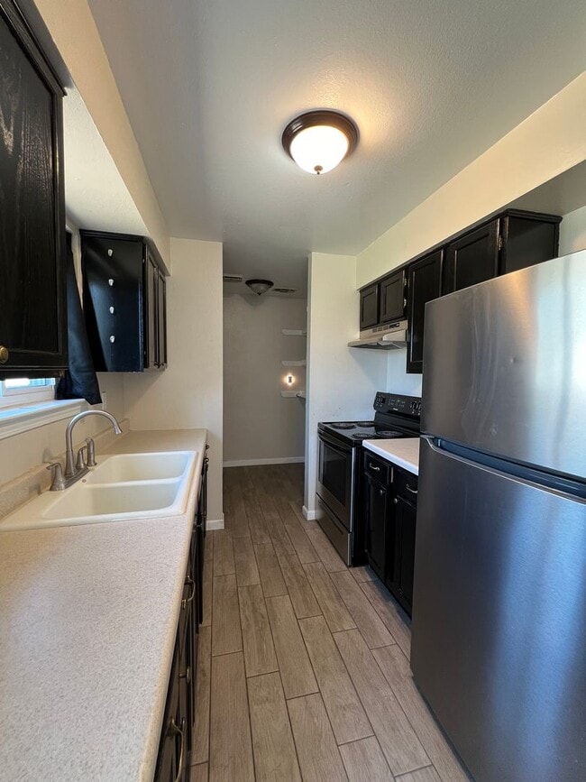 Building Photo - 2 Bed/1 Bath and much more! Move in Specials!