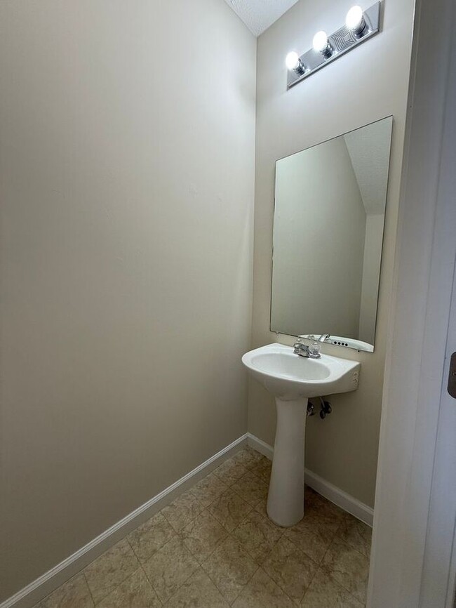 Building Photo - Brentwood - SPACIOUS 3 Bedroom Townhome in...