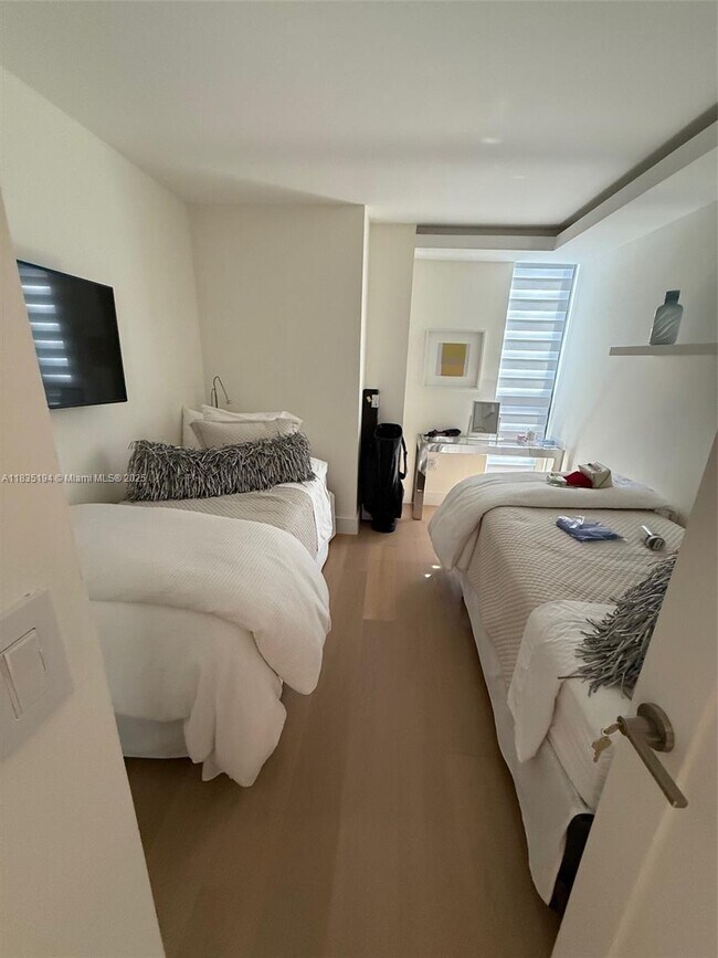 Building Photo - 1450 Brickell Bay Dr