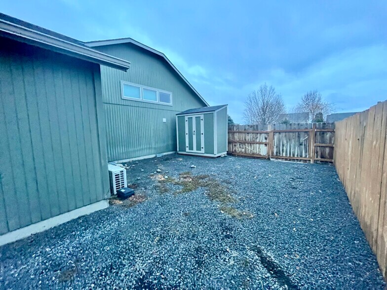 Building Photo - 3185 W Peninsula Dr