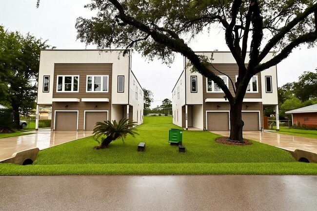 Primary Photo - 10008 Hazelhurst Dr