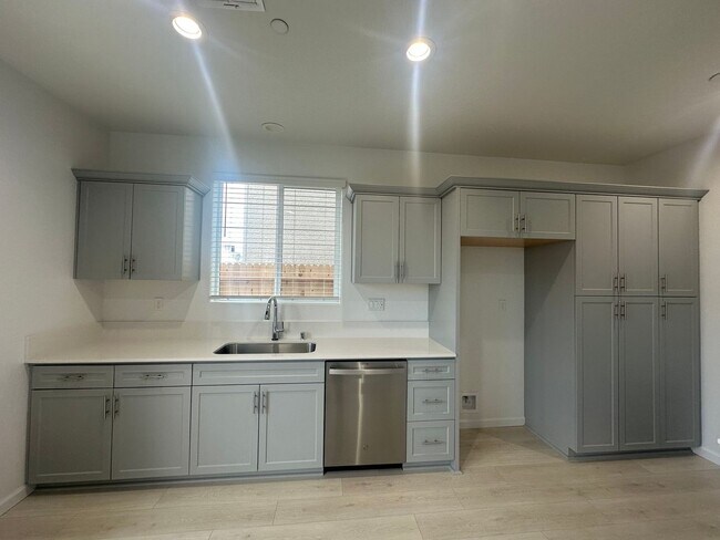 Building Photo - Newly built Woodside home located in Huckl...