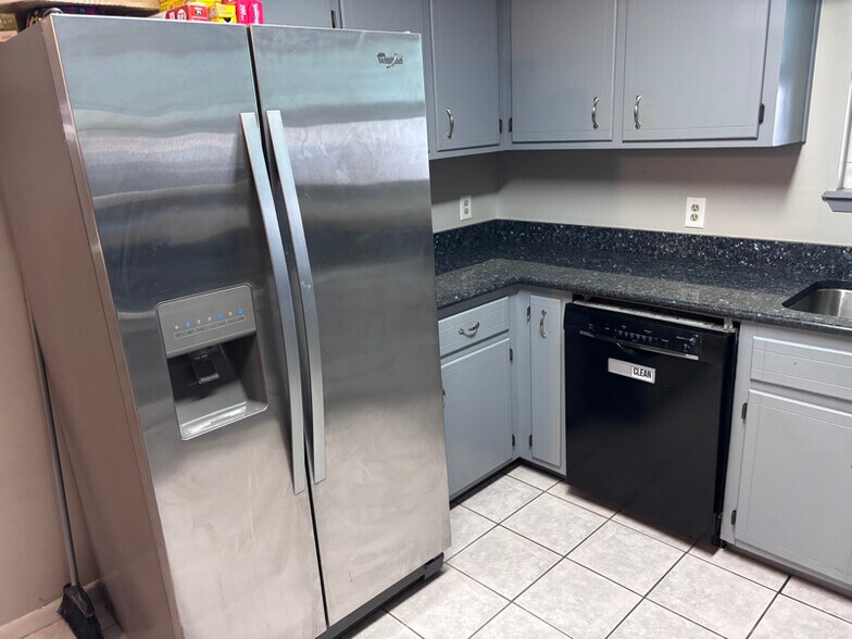 Building Photo - 1209 Capri Dr