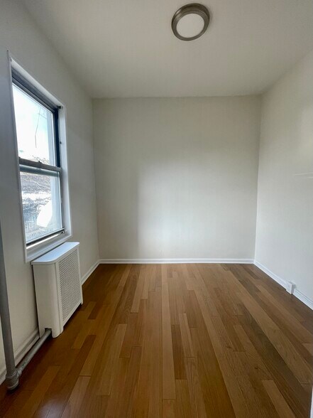 Small bedroom - 397 Manhattan Ave