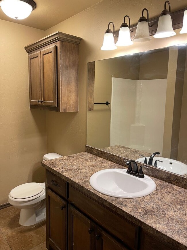 Building Photo - 3 bed room, 2 baths with a 2 car garage fo...