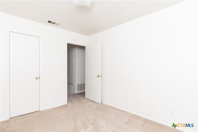 Building Photo - 2014 Cedarhill Dr