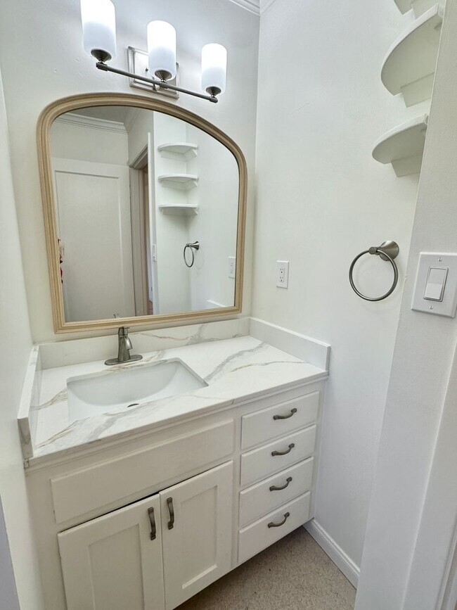 Building Photo - Charming 2-3bd Bungalow w/Pool in San Rafael