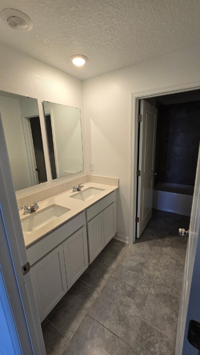 Building Photo - 3936 Willow Brk Dr