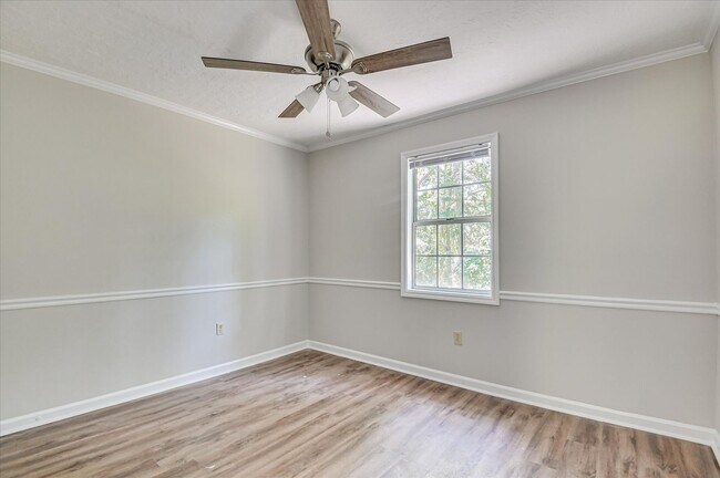 Building Photo - 3 bedroom, 2.5 bathroom home on a large co...