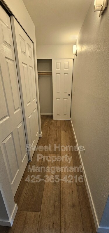 Building Photo - 12107 NE Bel Red Rd