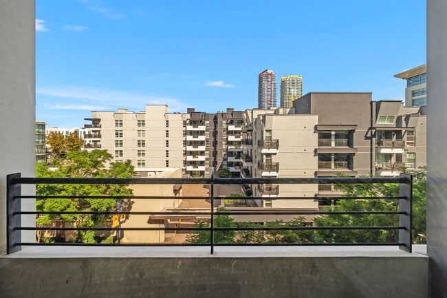 Building Photo - BRAND NEW FLOORS! Spacious 2 Bedroom 2 Bathroom at M2i in Downtown San Diego