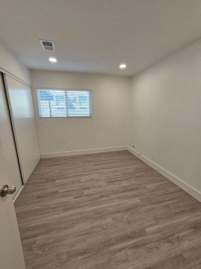 Building Photo - Charming 3 BR / 2BA with a large yard and ...