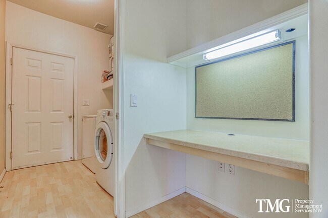 Building Photo - Spacious Ground-Level 2BD Condo with Garage & Resort-Style Amenities