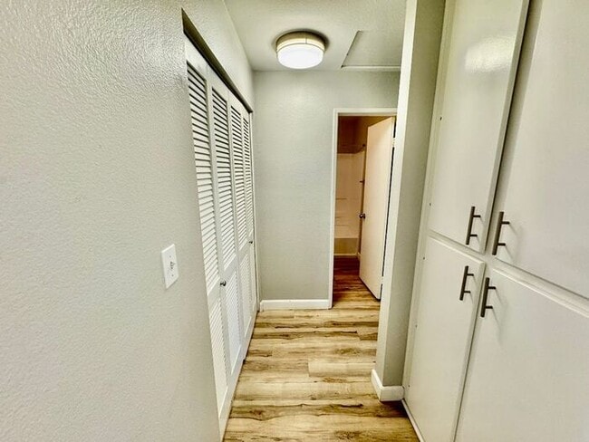 Building Photo - Beautifully Upgraded 2-Bedroom Condo in La Jolla Colony