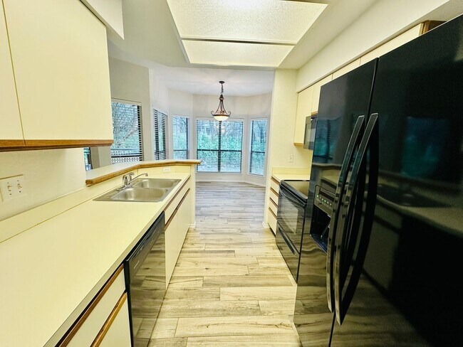 Building Photo - Charming 2 Bed 2 Bath Condo with Nature Vi...