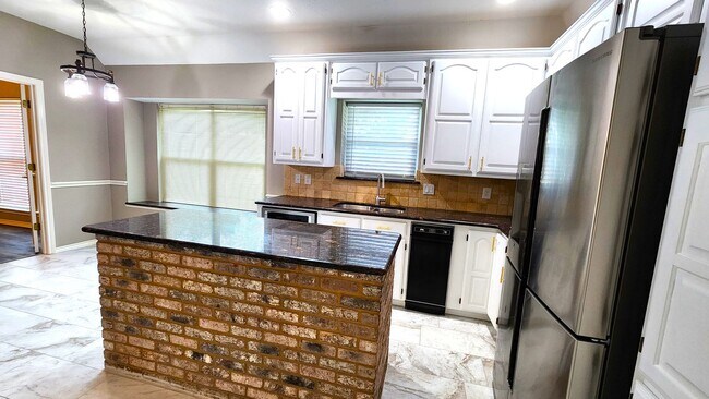 Building Photo - Remodeled with Luxurious Finishes!