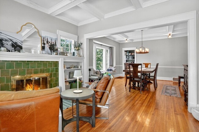 Building Photo - Great 3 Bedroom & 2 Full Baths In GREAT South Plaza Location