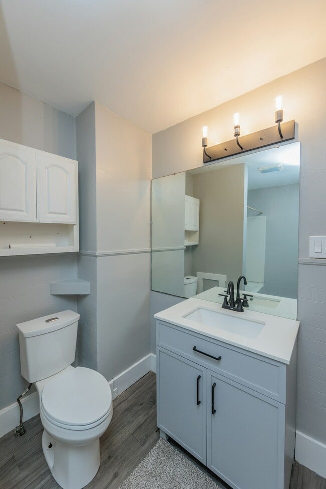 Building Photo - 1038 W 11th St