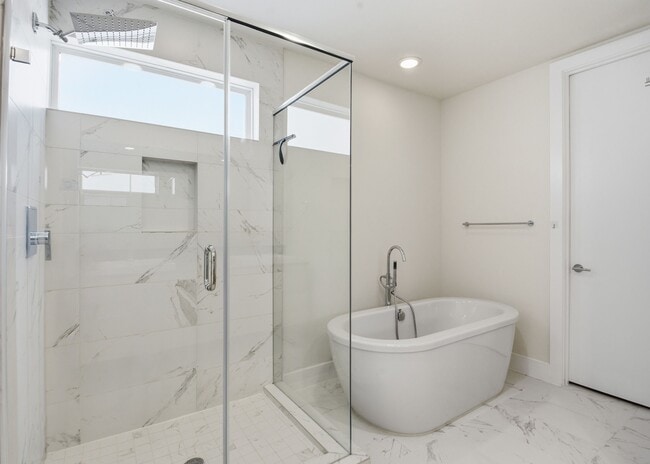 Building Photo - 5519 Paraiso Pl