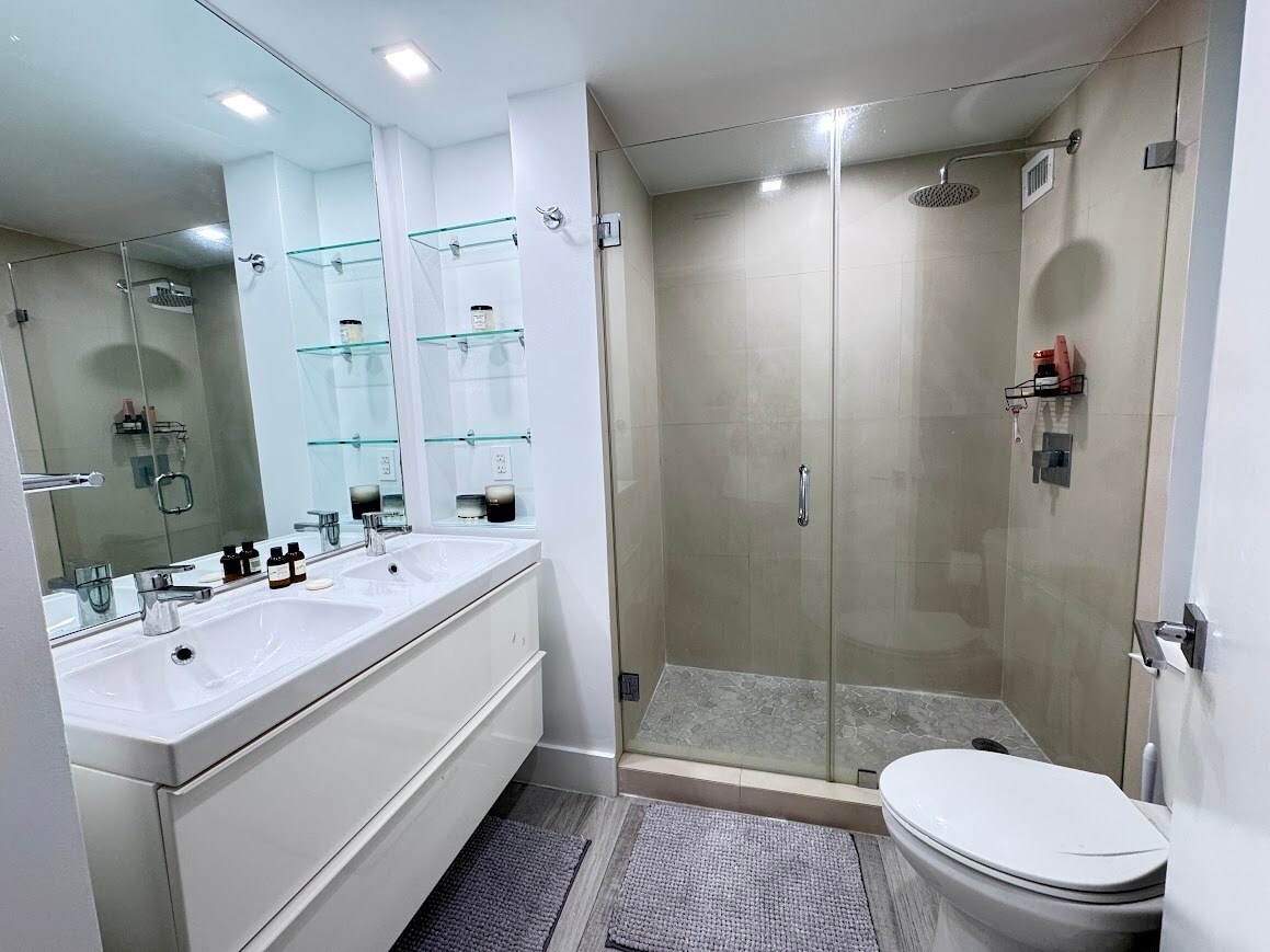 Building Photo - 1000 West Ave