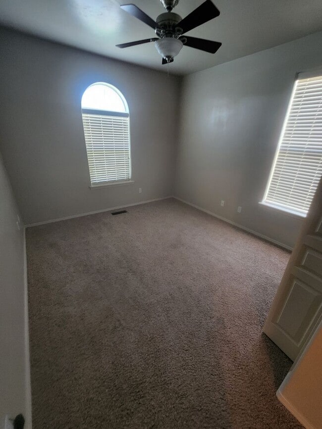 Building Photo - 3 Bedroom 2 Bathroom