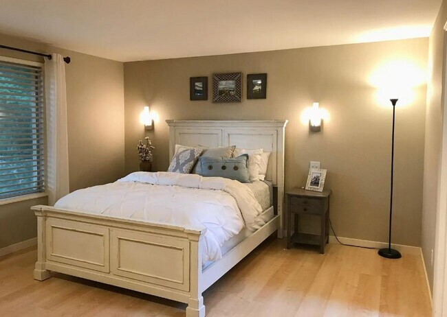 Building Photo - 4Bd/2.5Ba Sammamish Home
