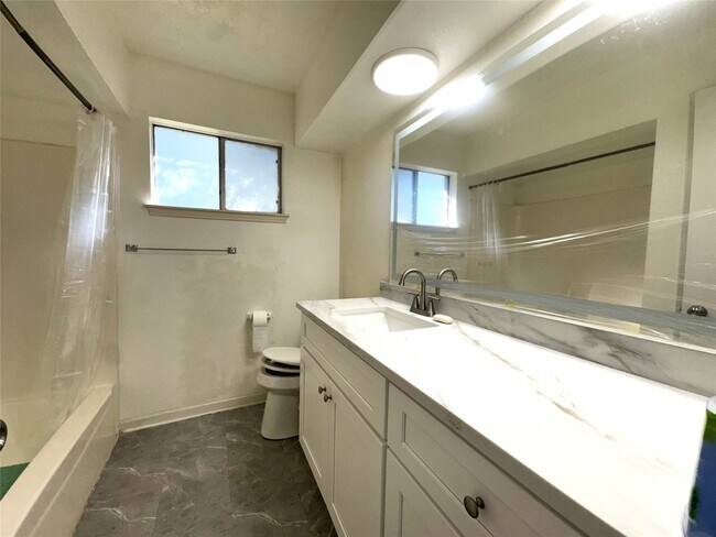 Building Photo - 22611 Braken Carter Ln