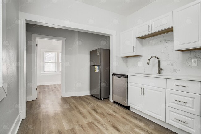 Building Photo - 812 Monroe Ave