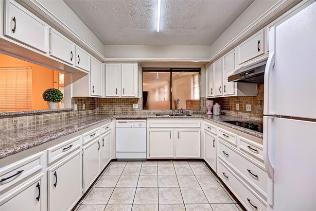 Building Photo - 2714 Green Fields Dr