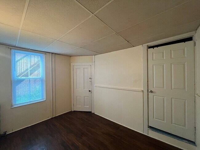 Building Photo - 633 Manor St