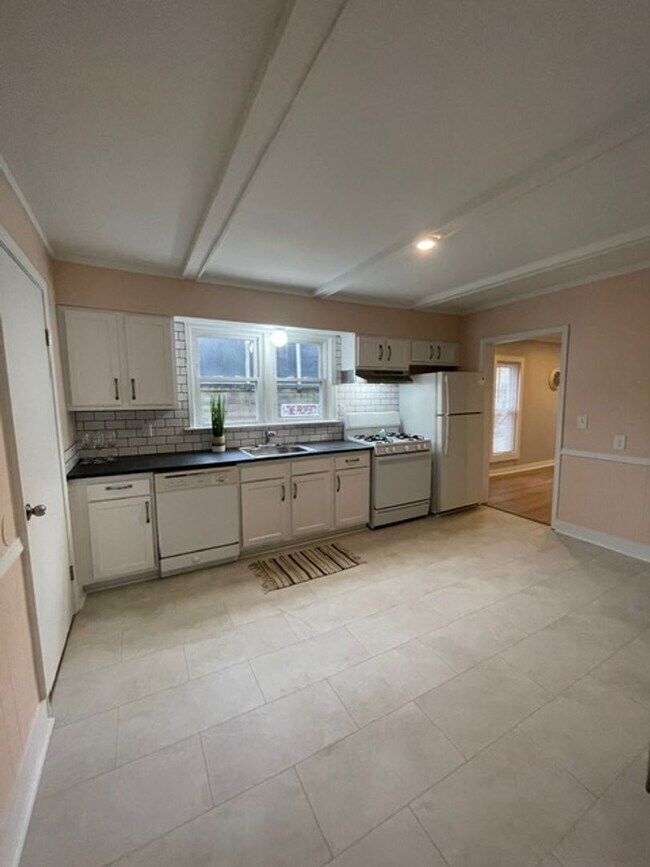 Building Photo - Newly Renovated 2 Bedroom Duplex