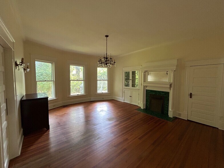 Dining - 1014 Shepherd St