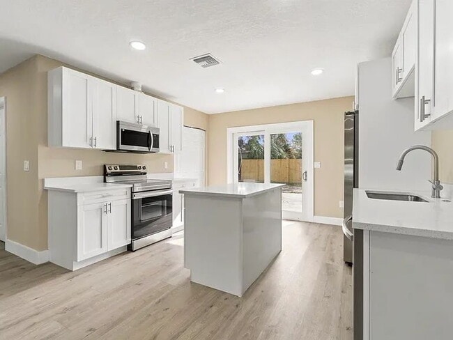 Building Photo - Beautifully Remodeled North Hyde Park Home | Prime Tampa Location