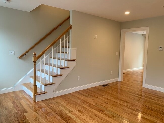 Building Photo - 1418 Main St