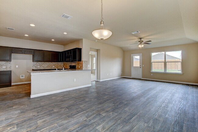 Building Photo - Gorgeous 4 Bed/3 Bath in Pioneer Crossing!