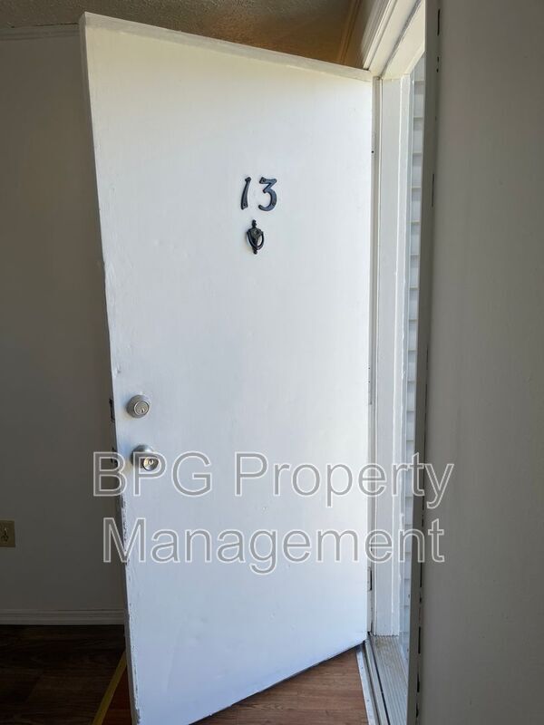 Building Photo - 123 Circle Dr