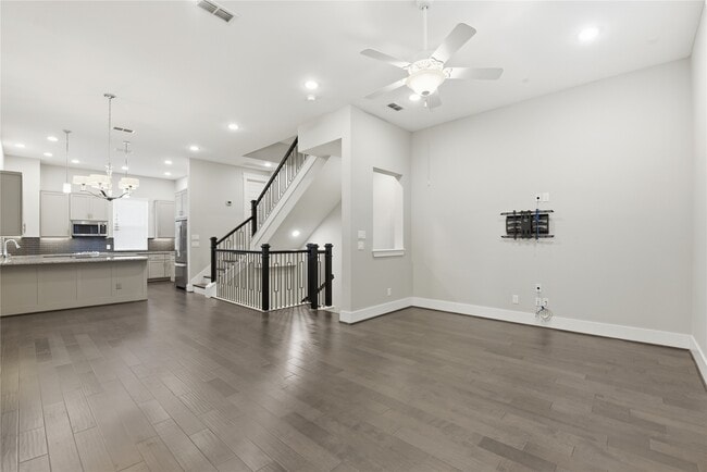 Building Photo - 819 Algona Ave