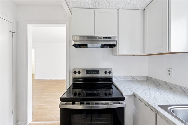 Building Photo - 6917 Laurel Wood Dr