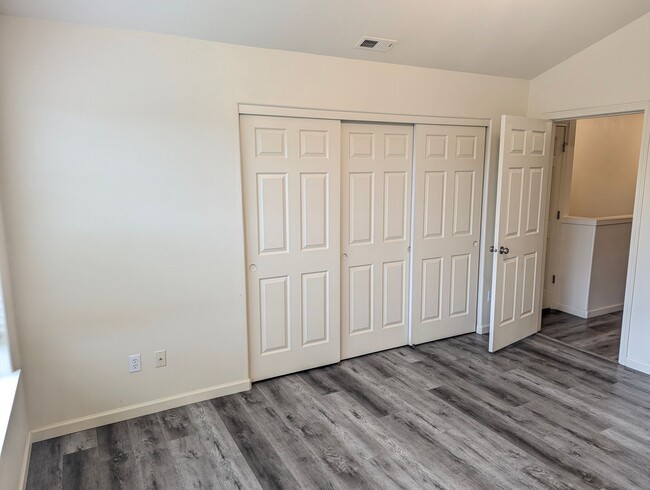 Building Photo - Minutes from Nike and One Week Free! 2 Bed...