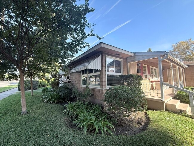 Building Photo - 504 N Hollywood Way