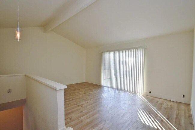 Building Photo - $4,200 / 4 BR - SPACIOUS HOME IN WARM SPRINGS WITH SCENIC HILL VIEWS