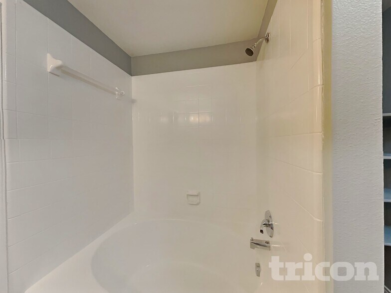 Building Photo - 2057 Wildwood Dr