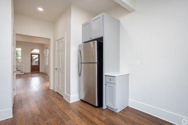 Building Photo - Uptown Renovated 1/1.5 apartment with Private Backyard
