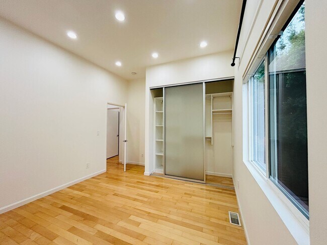 Building Photo - Chic 2-Bed, 2-Bath Home with Gated Yard in...