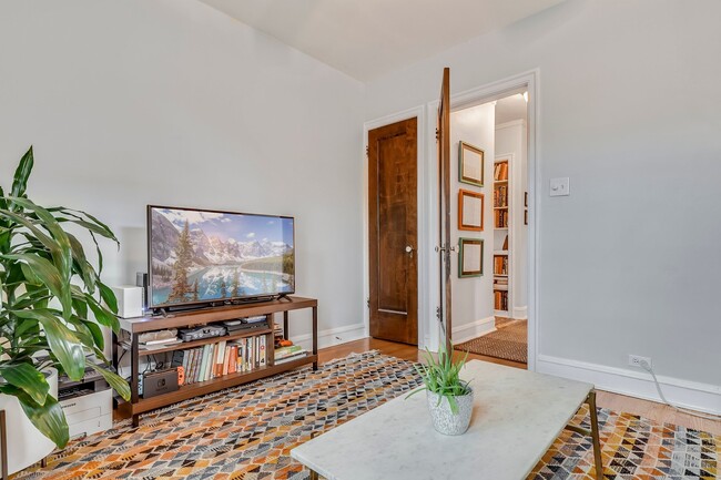 Building Photo - 1433 W Elmdale Ave